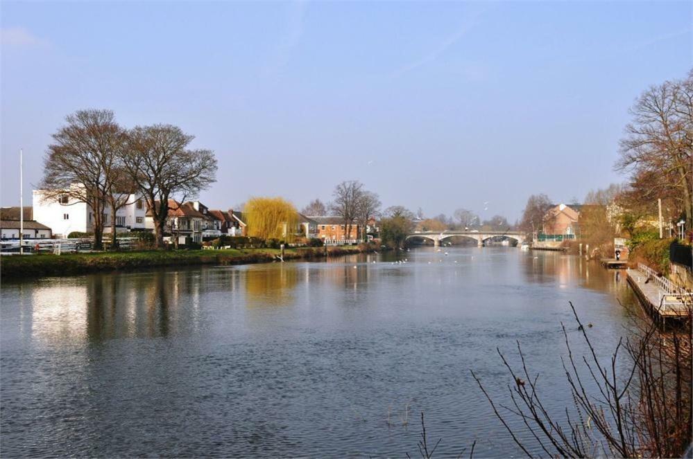 ستينس Thames View Apartments المظهر الخارجي الصورة
